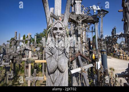 Lituania cultura; collina di croci Lituania; migliaia di sculture e croci su una collina, un luogo di pellegrinaggio religioso, Lituania Europa Foto Stock