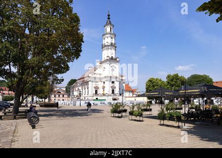 Kaunas Lituania; il municipio, noto come l'edificio White Swan al sole estivo, Kaunas città vecchia, piazza del municipio, Kaunas, Lituania Europa Foto Stock