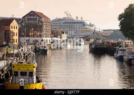 Prima sera, Klaipeda Lituania; una nave da crociera nel porto di Klaipeda sulla costa baltica lituana, Klaipeda, Lituania, Europa Foto Stock