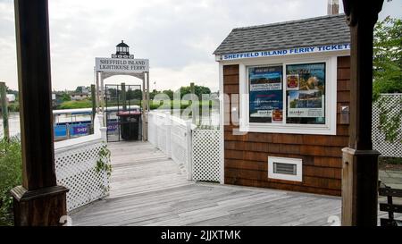 NORWALK, CT, USA - 28 LUGLIO 2022: Ponte di atterraggio per il traghetto per il faro di Sheffield Island Foto Stock