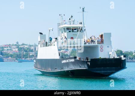 RUSSIA, CRIMEA - LUGLIO 08, 2022: Sevastopol mare crimea russia baia città molo traghetto acqua persone, dal giorno di viaggio dal trasporto e ammiral porto Foto Stock