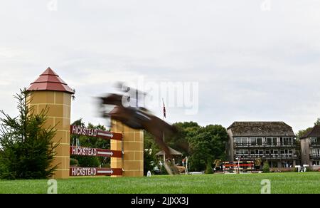 Hassocks, Regno Unito. 28th luglio 2022. Lo spettacolo del Cavallo Internazionale Longines Royal. Hickstead Showground. Hassocks. Un cavallo salta la recinzione 'Hickstead' durante il vaso Royal International. Credit: Sport in immagini/Alamy Live News Foto Stock