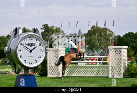 Hassocks, Regno Unito. 28th luglio 2022. Lo spettacolo del Cavallo Internazionale Longines Royal. Hickstead Showground. Hassocks. Longines guarda marcare a caldo come Guy Williams (GBR) in sella A ROUGE DE RAVEL salta l'ultima recinzione durante il trofeo Royal International. Credit: Sport in immagini/Alamy Live News Foto Stock