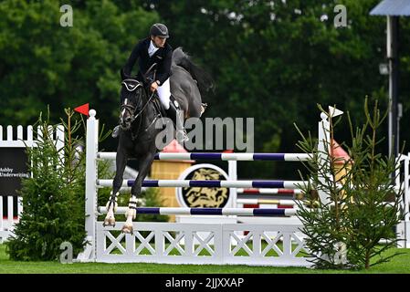 Hassocks, Regno Unito. 28th luglio 2022. Lo spettacolo del Cavallo Internazionale Longines Royal. Hickstead Showground. Hassocks. Simon Crippen (GBR) in sella AL TROFEO Royal International. Credit: Sport in immagini/Alamy Live News Foto Stock