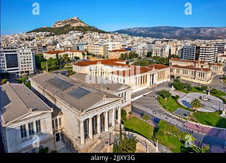 Veduta aerea della "Trilogia neoclassica", della Biblioteca Nazionale, della vecchia Università e dell'Accademia su via Panepistimiou, Atene, Grecia. Foto Stock