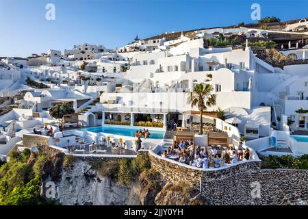 'Katikies Kirini' hotel, 'hangine sopra la caldera, Perivolas, Oia villaggio, Santorini isola, Cicladi, Grecia. Foto Stock