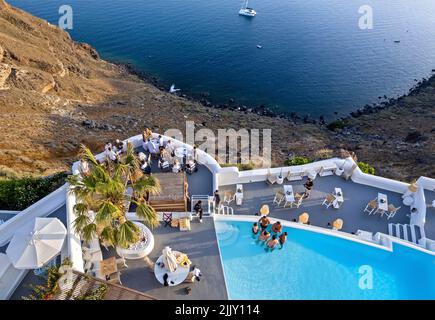 'Katikies Kirini' hotel, 'hangine sopra la caldera, Perivolas, Oia villaggio, Santorini isola, Cicladi, Grecia. Foto Stock