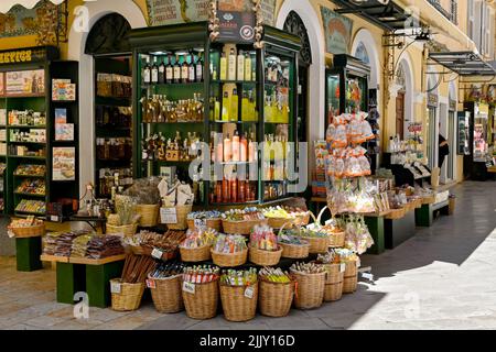 Corfù, Grecia - Giugno 2022: Merce in vendita all'esterno di un negozio di cibi e bevande in una delle stradine della parte vecchia della città di Corfù Foto Stock