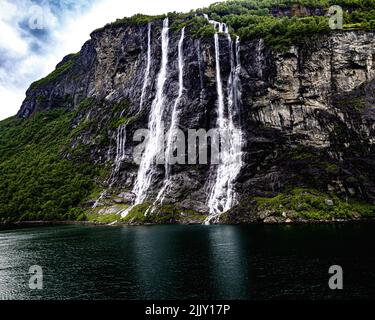 Sette cascate tutto l'anno che cadono nel Geirangerfjord, Foto Stock