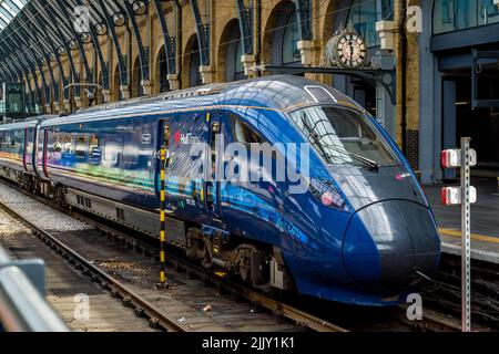 Treni Hull alla stazione di London Kings Cross. Hull Trains Classe 802 Paragon di proprietà di First Group, effettua corse tra Hull/Beverley e London Kings Cross Foto Stock