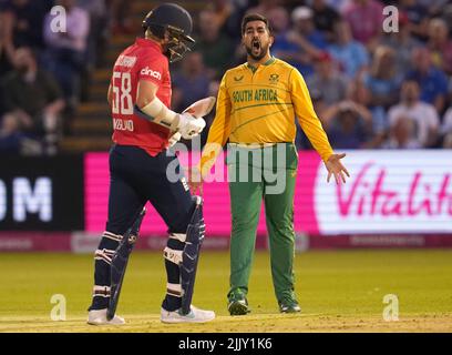 Tabraiz Shamsi, in Sudafrica, festeggia il licenziamento di Sam Curran in Inghilterra durante la seconda partita Vitality IT20 presso i Sophia Gardens di Cardiff. Data foto: Giovedì 28 luglio 2022. Foto Stock