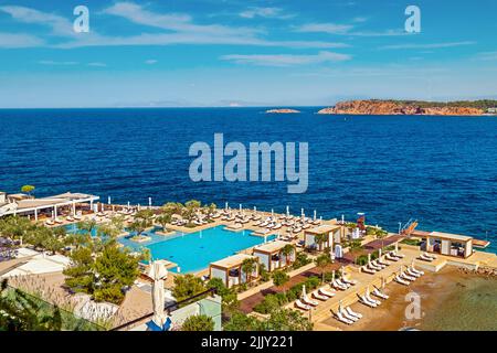 Una piscina e una spiaggia in Four Seasons Astir Palace Hotel ( Vouliagmeni, Attica, Grecia. Foto Stock