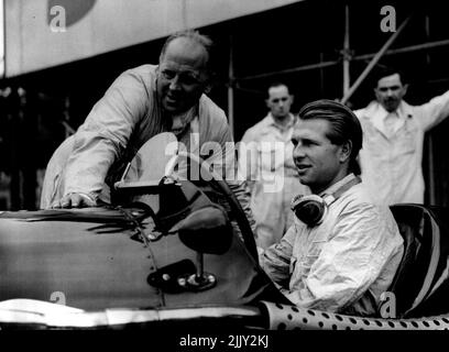 Chat pre-gara -- P.J. Collins, al volante di un Connaught, ha un colloquio pre-gara con Reg Parnell che più tardi ha rotto il record sul giro in una Ferrari, prima del Crystal Palace Trophy Race al National Car Race meeting a Crystal Palace, South London, to-day (sabato). Parnell, il più amato per vincere il Trofeo, ha vinto il suo primo caldo e ha rotto il record sul giro con un tempo di un minuto 7 secondi - e la media di 74,69 miglia all'ora. Giugno 19, 1954. (Foto di Reuter Photo). Foto Stock