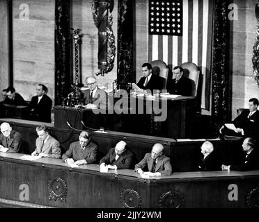 Il Presidente Eisenhower si presenta al Congresso - il Presidente Dwight Eisenhower consegna il suo messaggio sullo stato dell'Unione prima di una sessione congiunta del Congresso. Dietro di lui sono seduti il vicepresidente Richard Nixon (a sinistra) e il presidente della Camera, Joseph Martin. Maggio 11, 1953. (Foto con fotocamera premere). Foto Stock