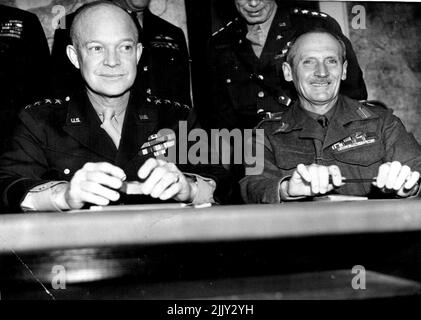 Incontro del comando Supremo - il generale Dwight D. Eisenhower, Comandante Supremo, forza di spedizione alleata e il generale Montgomery, K.C.B. , D.S.O., Comandante-in-Chief British Group of Armies, Allied Expeditionary Force. Marzo 22, 1947. (Foto di L.N.A.). Foto Stock