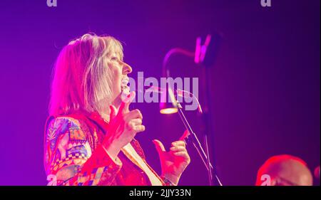 Sidmouth, 28th luglio 2022 Maddie Priore della band Folk/Rock degli anni '70 Steeleye Span dà il via al Sidmouth Folk Festival 2022, tornato in piena influenza quest'anno dopo due anni di restrizioni pandemiche. Credit: Tony Charnock/Alamy Live News Foto Stock