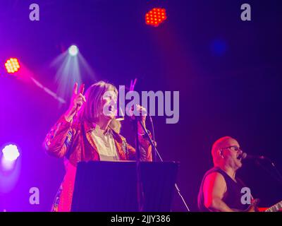 Sidmouth, 28th luglio 2022 Maddie Priore della band Folk/Rock degli anni '70 Steeleye Span dà il via al Sidmouth Folk Festival 2022, tornato in piena influenza quest'anno dopo due anni di restrizioni pandemiche. Credit: Tony Charnock/Alamy Live News Foto Stock