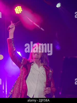 Sidmouth, 28th luglio 2022 Maddie Priore della band Folk/Rock degli anni '70 Steeleye Span dà il via al Sidmouth Folk Festival 2022, tornato in piena influenza quest'anno dopo due anni di restrizioni pandemiche. Credit: Tony Charnock/Alamy Live News Foto Stock