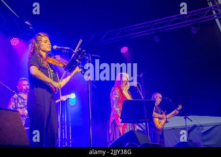 Sidmouth, 28th luglio 2022 la band folk/rock degli anni '70 Steeleye Span ha aperto il via al Sidmouth Folk Festival 2022, tornato in piena influenza quest'anno dopo due anni di restrizioni pandemiche. Credit: Tony Charnock/Alamy Live News Foto Stock