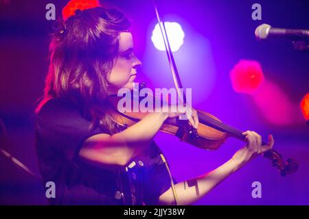 Sidmouth, 28th luglio 2022 la band folk/rock degli anni '70 Steeleye Span ha aperto il via al Sidmouth Folk Festival 2022, tornato in piena influenza quest'anno dopo due anni di restrizioni pandemiche. Credit: Tony Charnock/Alamy Live News Foto Stock