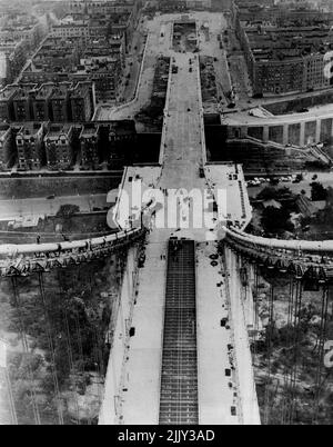 Nuovo George Washington Bridge aperto - Una vista impressionante del nuovo George George Washington Bridge ***** Attraversa il fiume Hudson a New York. Il ***** Il 24th ottobre. Tale punto di vista è stato preso ***** e mostra l'approccio del ponte. Ottobre 30, 1931. (Foto di Keystone). Foto Stock