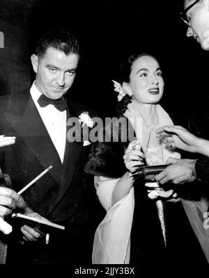 Ann Blyth partecipa alla prima con il nuovo fidanzato Dr. James McNulty. Ann Blyth e suo marito Dr. James McNulty, ostetricia di Los Angeles e fratello di Dennis Day la famosa cantante, in una prima di Hollywood. Luglio 19, 1953. Foto Stock