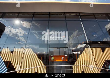 Magyorod, Ungheria. 28 luglio 2022. Magyorod, Ungheria. 28 luglio 2022. Formula 1 Gran Premio d'Ungheria a Hungaroring, Ungheria. Nella foto: McLaren camper nel paddock credito: Piotr Zajac/Alamy Live News Foto Stock