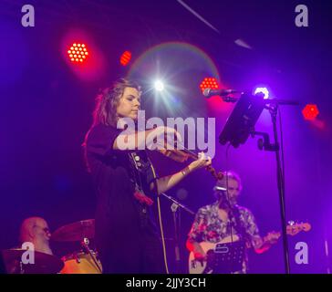 Sidmouth, 28th luglio 2022 la band folk/rock degli anni '70 Steeleye Span ha aperto il via al Sidmouth Folk Festival 2022, tornato in piena influenza quest'anno dopo due anni di restrizioni pandemiche. Credit: Tony Charnock/Alamy Live News Foto Stock