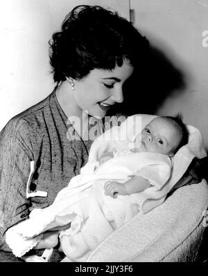 Ciao, Mike! ... Prime foto di Michael Howard Wilding, nato il 6 gennaio 1953. I genitori orgogliosi sono le stelle M-G-M Elizabeth Taylor (presto visibile, abbastanza opportunamente, in "The Girl Who Had Everything") e l'attore inglese Michael Wilding. Aprile 17, 1953. (Foto di G.J. Anstin). Foto Stock