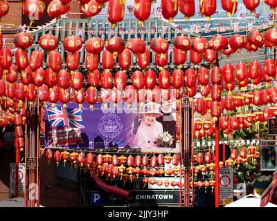 Lanterne rosse appese a Soho Chinatown a Londra per celebrare il Giubileo del platino della Regina nel 2022 Foto Stock