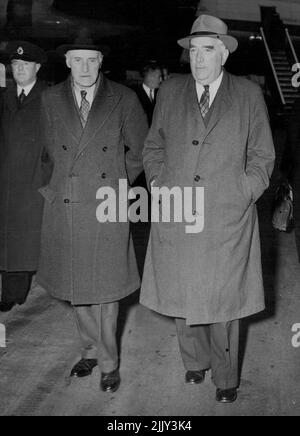 Qui per i colloqui del Commonwealth -- R.G. Menzies, il primo ministro australiano ha visto all'arrivo all'Aeroporto di Londra per partecipare alla conferenza del Commonwealth PM che apre al No.10 di lunedì. Sulla sinistra c'è Lord Swinton, segretario per le Relazioni del Commonwealth che lo salutò. Gennaio 27, 1955. Foto Stock