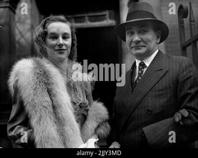 Nel 1948 Popski sposò un ex ufficiale dell'ATS, Pamela Firth, che aveva incontrato a Vienna. Colonel Popski sposò il Lt. Colonel Vladimir Peniakoff 51 meglio conosciuto come Popski del 'Private Army Fame è visto con la sua sposa ex Miss Pamela Firth di Halstead Essex, lasciando Chelsea Registry Office Londra dopo il loro matrimonio questa mattina 2nd 1948 aprile. Aprile 2, 1948. (Foto della Associated Press Ltd.) Foto Stock