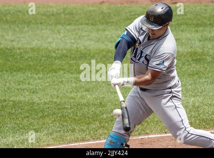 Baltimora, Stati Uniti. 28th luglio 2022. BALTIMORE, MD - 28 LUGLIO: Tampa Bay Rays First Baseman Ji-Man Choi (26) si mette in contatto con il sesto inning durante una partita MLB tra i Baltimore Orioles e i Tampa Bay Rays, il 28 luglio 2022, all'Orioles Park a Camden Yards, a Baltimora, Maryland. (Foto di Tony Quinn/SipaUSA) Credit: Sipa USA/Alamy Live News Foto Stock