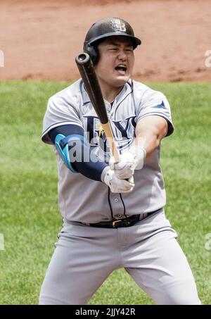 Baltimora, Stati Uniti. 28th luglio 2022. BALTIMORE, MD - 28 LUGLIO: Tampa Bay Rays First Baseman Ji-Man Choi (26) reagisce a un flyball durante una partita MLB tra i Baltimore Orioles e i Tampa Bay Rays, il 28 luglio 2022, all'Orioles Park a Camden Yards, a Baltimora, Maryland. (Foto di Tony Quinn/SipaUSA) Credit: Sipa USA/Alamy Live News Foto Stock