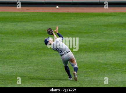 Baltimora, Stati Uniti. 28th luglio 2022. BALTIMORE, MD - 28 LUGLIO: Tampa Bay Rays secondo baseman Brandon Lowe (8) si gira per fare un fuori durante una partita MLB tra i Baltimore Orioles e i Tampa Bay Rays, il 28 luglio 2022, all'Orioles Park a Camden Yards, a Baltimora, Maryland. (Foto di Tony Quinn/SipaUSA) Credit: Sipa USA/Alamy Live News Foto Stock