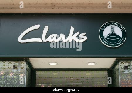 Windsor, Berkshire, Regno Unito. 28th luglio 2022. Un altro negozio chiuso a Windsor come The Clarks Shoe Shop a Windsor sarà chiuso definitivamente da sabato 30th luglio 2022. Credit: Maureen McLean/Alamy Live News Foto Stock