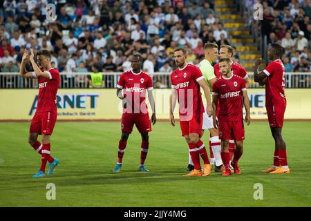 I giocatori di Anversa si sono raffigurati prima di una partita tra il Belga Royal Antwerp FC e il Kosovar Klubi Futbollistik Drita, giovedì 28 luglio 2022 a Gjilan. Anversa gioca la tappa di ritorno del secondo turno di qualificazione per la UEFA Europa Conference League dopo un pareggio 0-0 alla prima tappa. BELGA FOTO NIKOLA KRSTIC Foto Stock