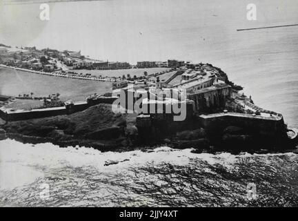 Gli Stati Uniti fortificano Puerto Rico-spendendo $30.000.000 - una vista aerea della vecchia Fortezza di El Morro qui, che è stato costruito nel 1538 ed è ora sede della fanteria degli Stati Uniti 65th. Il forte, che oggi è inutile per scopi di difesa, contrasta con le basi moderne dell'esercito e della Marina che sono state affrettate a completare qui ad un costo di $30.000.000. Puerto Rico è stato fortemente fortificato per la sua posizione strategica rispetto al canale di Panama e l'Europa. Le nuove fortificazioni saranno terminate entro la prossima primavera. Viene riportato ***** . Ottobre 22, 1939. (Foto di Wide World Photo). Foto Stock