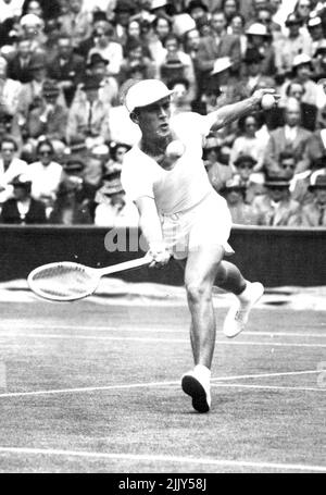 Bobby Riggs, professionista del tennis americano, ha recentemente ricordato che la nuova mano anteriore di Frankie Parker era "migliorata fuori dalla vista". È interessante ricordare che nel 1939, John Bromwich ha vinto la partita finale della sfida della tazza Davis con la perdita di quattro giochi 'concentrandosi sulla nuova mano anteriore di Parker. Così Frankie ha avuto un 'nuovo forehand' in 1939, anche! Riggs, come Budge, è stato responsabile di alcune dichiarazioni ottimistiche, che addirittura spingono fino a sostenere che l’America batterà l’Australia da cinque a zero nel round della sfida della Coppa Davis. Marzo 1, 1946. Foto Stock