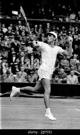 Frank Parker sul cortile centrale di Wimbledon. Agosto 09, 1937. Foto Stock