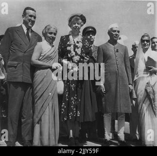 Benvenuto indiano per la signora FDR - Una garland accogliente di fiori adrons il collo della signora Elanor Roosevelt come lei è accolta a Nuova Delhi dai membri della prima famiglia indiana la settimana scorsa. In gruppo presso l'aeroporto della capitale sono (da sinistra a destra) Ambasciatore degli Stati Uniti in India Chester Bowles; Madame Pandit, ex ambasciatore indiano negli Stati Uniti; la sig.ra Roosevelt; il Premier Jawaharlal Nehru; e Rajkumari Amrit Kaur il Premier. La sig.ra Roosevelt, che in precedenza aveva visitato il Pakistan, ha negato che la visita avesse un significato politico. Marzo 2, 1952. (Foto di AP Wirephoto). Foto Stock