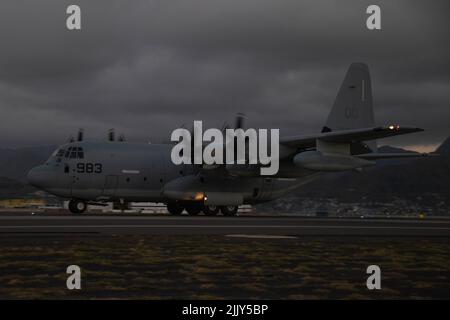 MARINE CORPS AIR STATION KANEOHE BAY, Hawaii (20 luglio 2022) Una forza aerea statunitense C-130 Hercules atterra su una linea di volo durante il Rim del Pacifico (RIMPAC) 2022, presso Marine Corps Air Station Kaneohe Bay, Hawaii, luglio 20. Ventisei nazioni, 38 navi, tre sommergibili, più di 170 aerei e 25.000 persone partecipano a RIMPAC dal 29 giugno al 4 agosto nelle Isole Hawaii e nella California meridionale. Il più grande esercizio marittimo internazionale del mondo, RIMPAC offre un'opportunità di formazione unica, promuovendo e sostenendo le relazioni di cooperazione tra i partecipanti critica Foto Stock