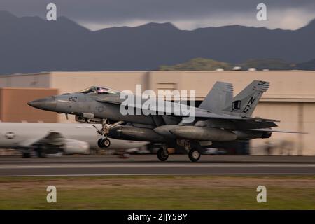 MARINE CORPS AIR STATION KANEOHE BAY, Hawaii (20 luglio 2022) Un US Navy F/A-18E Super Hornet con Strike Fighter Squadron (VFA) 14, attaccato alla Carrier Air Wing (CVW) 9, atterra su una linea di volo durante il Rim of the Pacific (RIMPAC) 2022, presso Marine Corps Air Station Kaneohe Bay, Hawaii, Luglio 20. Ventisei nazioni, 38 navi, tre sommergibili, più di 170 aerei e 25.000 persone partecipano a RIMPAC dal 29 giugno al 4 agosto nelle Isole Hawaii e nella California meridionale. Il più grande esercizio marittimo internazionale del mondo, RIMPAC offre un'opportunità di formazione unica Foto Stock