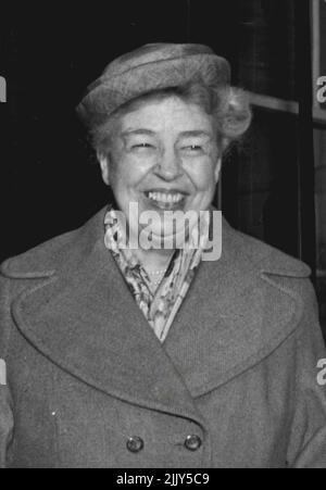 La sig.ra Roosevelt pranza con Sir Winston Churchill. La signora Roosevelt ha lasciato oggi la strada numero 10, dopo aver pranzato con Sir Winston Churchill. La signora Roosevelt, che è in visita breve in questo paese dall'America, oggi pranza con Sir Winston Churchill al No.10 Downing Street. Marzo 10, 1955. (Foto di Fox Photos). Foto Stock