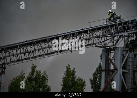 Roeselare, Belgio. 28th luglio 2022. I vigili del fuoco sono stati raffigurati in azione sul posto di un incendio presso la società di gestione dei rifiuti Sidegro di Roeselare giovedì 28 luglio 2022. BELGA PHOTO DAVID CATRY Credit: Belga News Agency/Alamy Live News Foto Stock