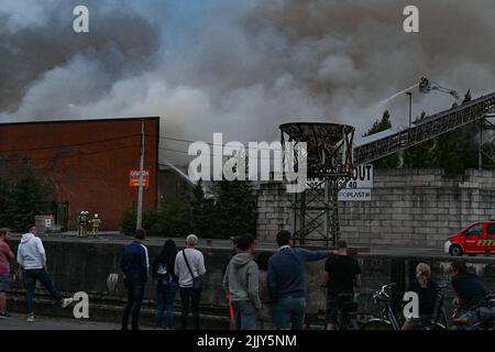 Roeselare, Belgio. 28th luglio 2022. I vigili del fuoco sono stati raffigurati in azione sul posto di un incendio presso la società di gestione dei rifiuti Sidegro di Roeselare giovedì 28 luglio 2022. BELGA PHOTO DAVID CATRY Credit: Belga News Agency/Alamy Live News Foto Stock