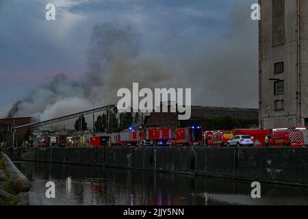 Roeselare, Belgio. 28th luglio 2022. I vigili del fuoco sono stati raffigurati in azione sul posto di un incendio presso la società di gestione dei rifiuti Sidegro di Roeselare giovedì 28 luglio 2022. BELGA PHOTO DAVID CATRY Credit: Belga News Agency/Alamy Live News Foto Stock