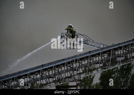 Roeselare, Belgio. 28th luglio 2022. I vigili del fuoco sono stati raffigurati in azione sul posto di un incendio presso la società di gestione dei rifiuti Sidegro di Roeselare giovedì 28 luglio 2022. BELGA PHOTO DAVID CATRY Credit: Belga News Agency/Alamy Live News Foto Stock