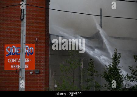 Roeselare, Belgio. 28th luglio 2022. I vigili del fuoco sono stati raffigurati in azione sul posto di un incendio presso la società di gestione dei rifiuti Sidegro di Roeselare giovedì 28 luglio 2022. BELGA PHOTO DAVID CATRY Credit: Belga News Agency/Alamy Live News Foto Stock