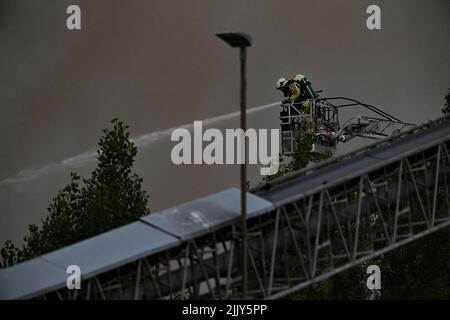 Roeselare, Belgio. 28th luglio 2022. I vigili del fuoco sono stati raffigurati in azione sul posto di un incendio presso la società di gestione dei rifiuti Sidegro di Roeselare giovedì 28 luglio 2022. BELGA PHOTO DAVID CATRY Credit: Belga News Agency/Alamy Live News Foto Stock